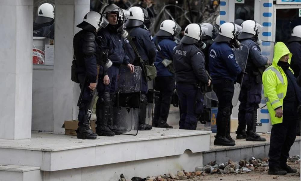 Έβρος: Πόλίτες στέλνουν τρόφιμα και νερό σε ΕΛ.ΑΣ. και στρατό